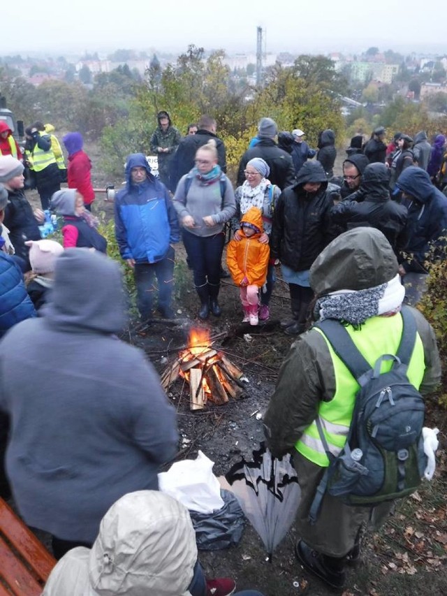 Choć w październiku pogoda nie sprzyjała, wielu społeczników z Gubina zdecydowało się zostać na ognisku po sprzątaniu Wzgórz Gubińskich.