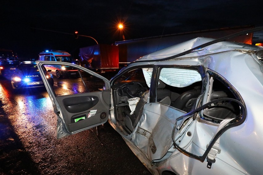 Wypadek w Twardosławicach na skrzyżowaniu z A1. Ciężarówka...