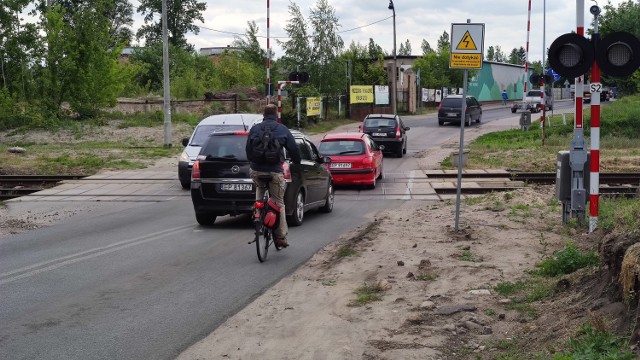 Tak obecnie wygląda przejazd przez tory PKP przy ul. Rolniczej w Piotrkowie...