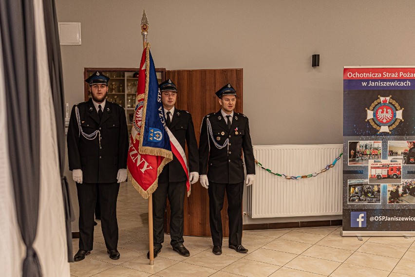 Ślubowanie na sztandar Młodzieżowej i Dziecięcej Drużyny Pożarniczej w Janiszewicach