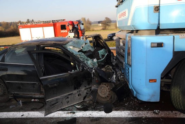 Do najtragiczniejszego wypadku na rogach powiatu piotrkowskiego w 2015 roku doszło 1 listopada na autostradzie A1 na wysokości Sierosławia. Jadąca pod prąd honda accord zderzyła się czołowo z tirem. Na miejscu zginął kierowca i dwie pasażerki hondy, czwarta ofiara zmarła w szpitalu.