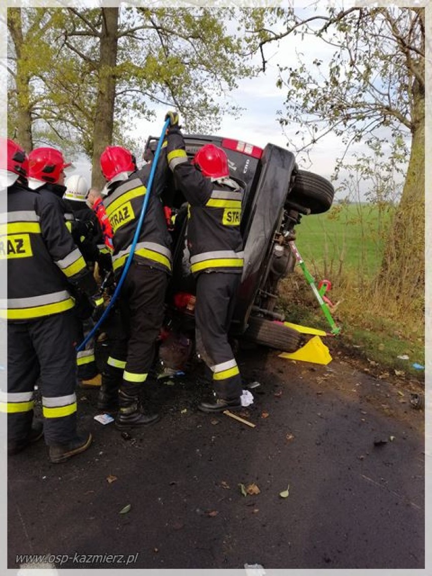 Poważny wypadek na drodze Kaźmierz - Brzezno. Jedna osoba ranna [ZDJĘCIA]