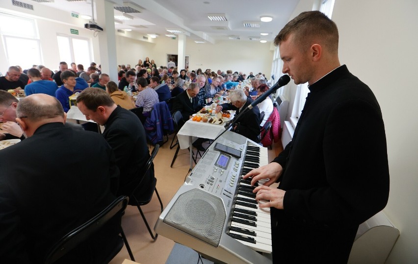 Caritas Rzeszów: Wielkanocne śniadanie dla ubogich w obecności biskupa Jana Wątroby