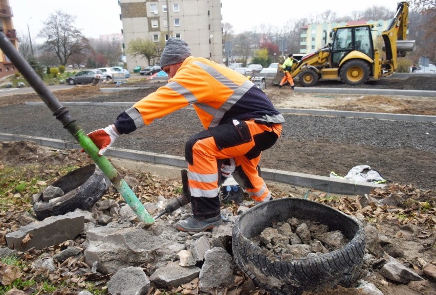 Zielona Góra, listopad 2019. Budowa nowych parkingów przy...