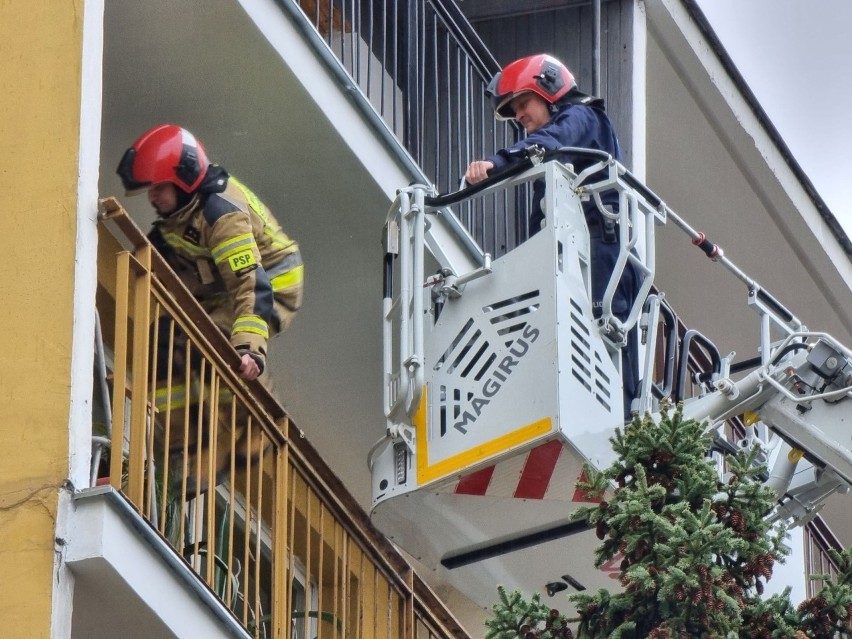 Przemyśl. Weszli do mieszkania przez drzwi balkonowe. Niestety, życia 54-letniego mężczyzny nie udało się uratować [ZDJĘCIA]