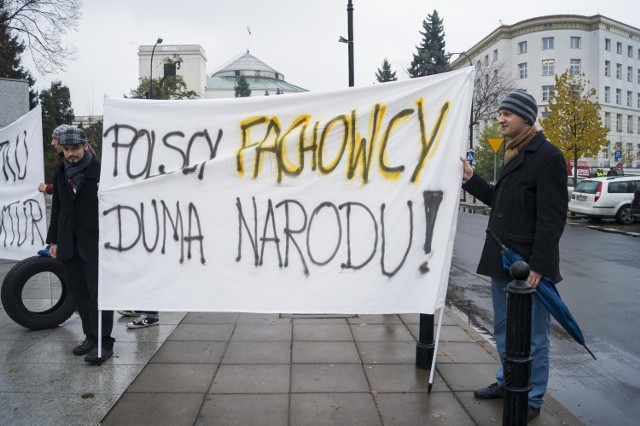 Palenie opon pod Sejmem. Manifestacja przedsiębiorców [FOTO]