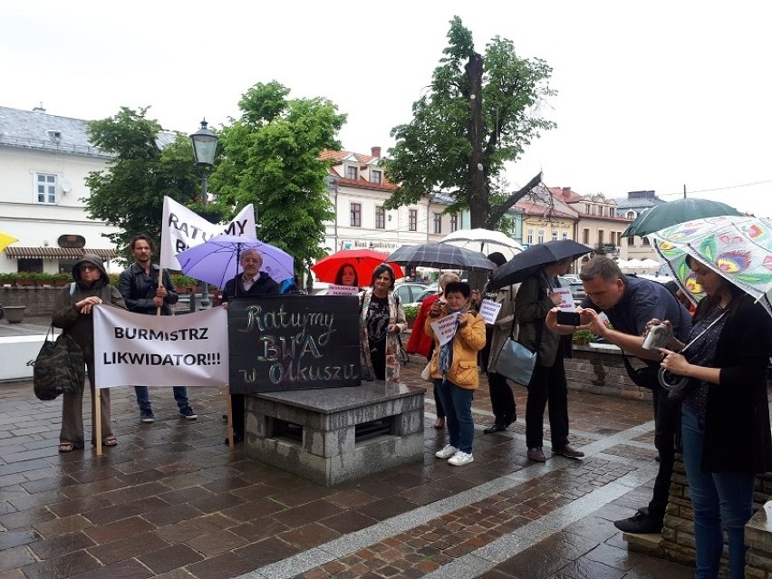 Protest pod Urzędem Miasta i Gminy w Olkuszu przeciwko...