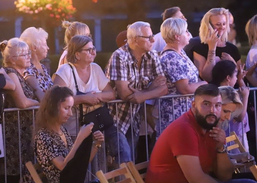 Radom Fashion Show 2022. Pokazy mody, Sarsa i Klaudia Kowalik i tłum gośi na placu Corazziego. byłeś tam, znajdź się na zdjęciach 