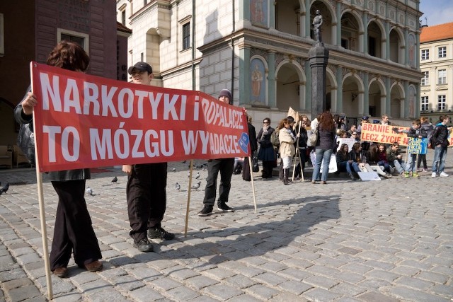 W pierwszy dzień wiosny uczniowie poznańskich szkół urządzili na Starym Rynku pikietę, której celem było zwrócenie uwagi na szkodliwość stosowania używek.