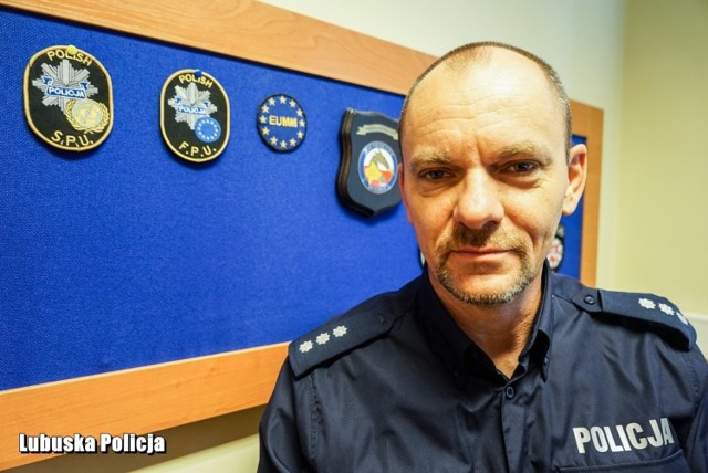 Komisarz Marek Jankowski spędził na misjach poza granicami Polski pięć lat.