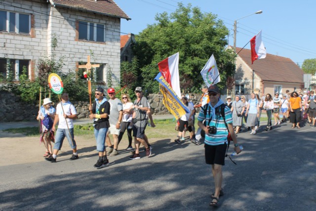 Pielgrzymów pożegnała grupka mieszkańców oraz władze gminy