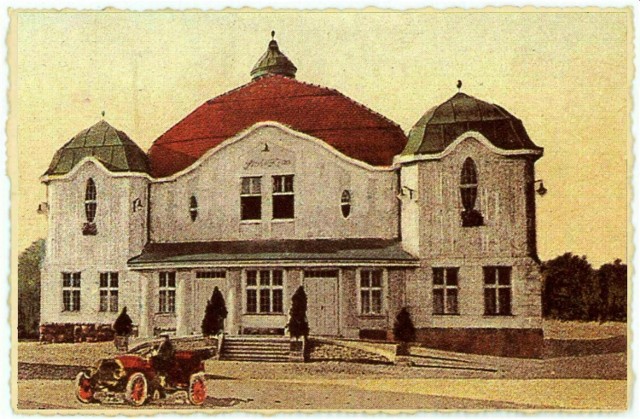 Kinoteatr w Białej, po drugiej wojnie kino Wanda, znajdował się tuż obok budynku ratusza
