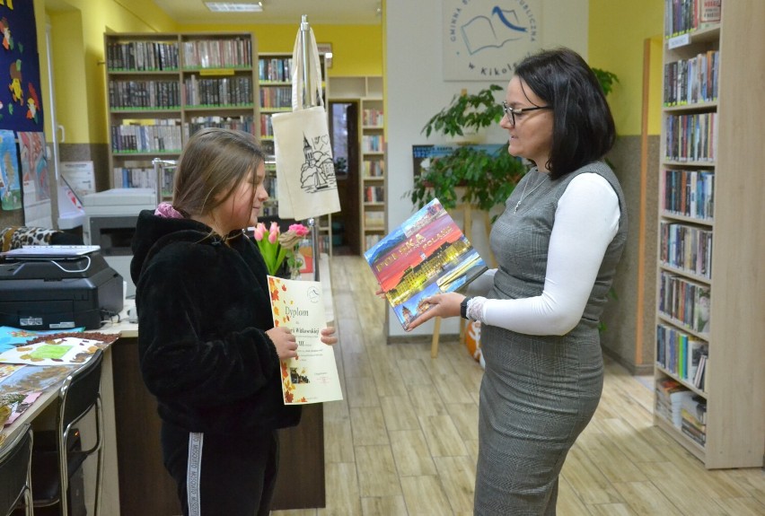 Nagrodę Wiktorii Witkowskiej wręcza dyrektor biblioteki w...