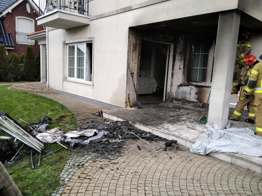 Pożar budynku jednorodzinnego w Rybniku. Straty oszacowano na 50 tys. zł. Mieszkańcy opuścili lokal o własnych siłach