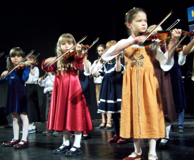 Jeden z pierwszych występów małej Angeliki (w czerwonej sukience)