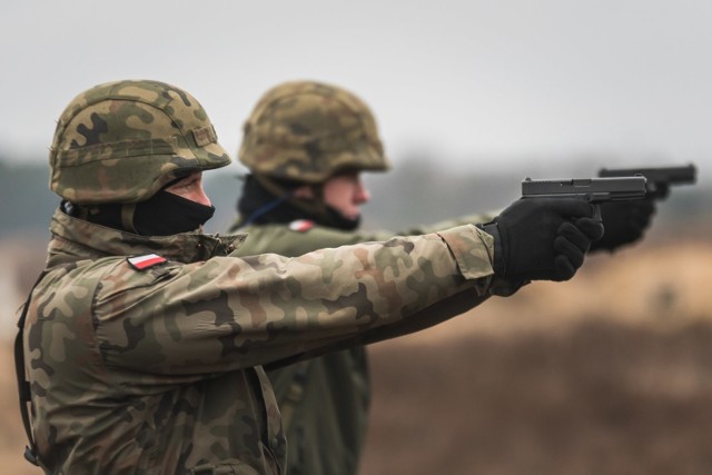 Żołnierze trenują strzelanie na krótkim dystansie.