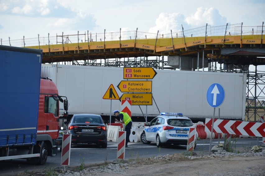 Autostrada A1 w Piotrkowie zablokowana. Ciężarówka uderzyła...