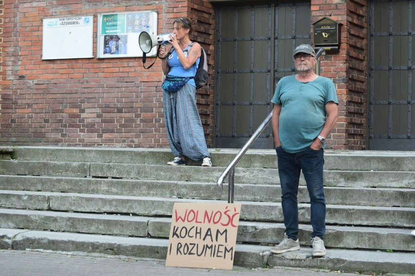 "Wolne Media Wolni Ludzie Wolna Polska". Protestujący przeszli ulicami Nowego Dworu Gdańskiego