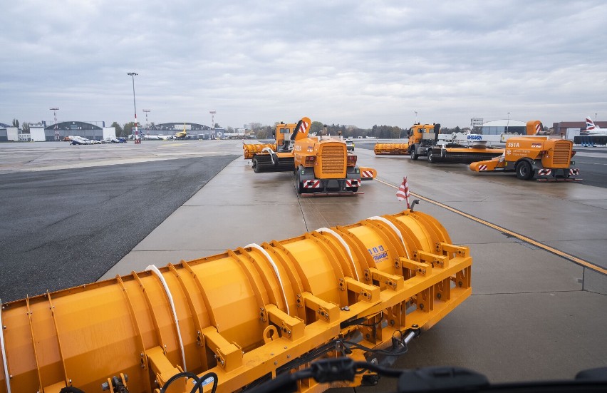 Lotnisko Chopina już przygotowane na nadchodzącą zimę. Najnowocześniejszy sprzęt i ponad 200 osób w pełnej gotowości