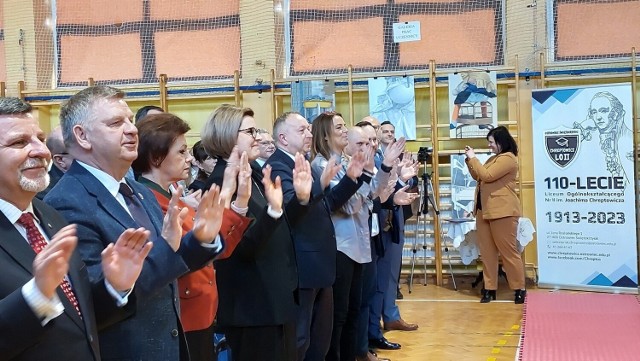 W piątek, 3 marca odbyła się uroczystość poświęcona patronowi szkoły Joachimowi Chreptowiczowi. Wydarzenia jubileuszowe zaplanowano na cały rok. Uczniowie na tę okazję przygotowali program artystyczny opowiadający o ważnych wydarzeniach szkoły i patrona. Więcej na kolejnych zdjęciach