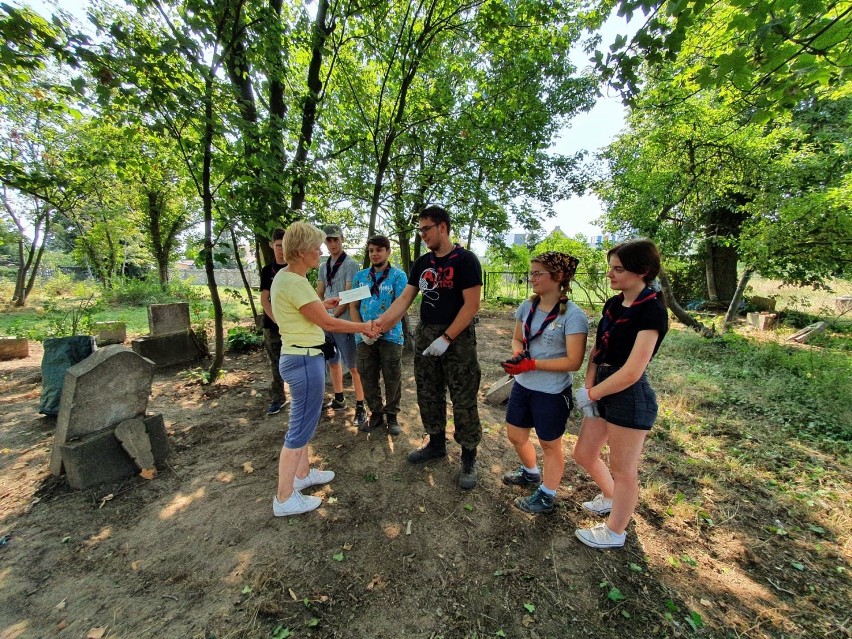 Sprzątanie cmentarza przy ul. Szczytnickiej w Legnicy