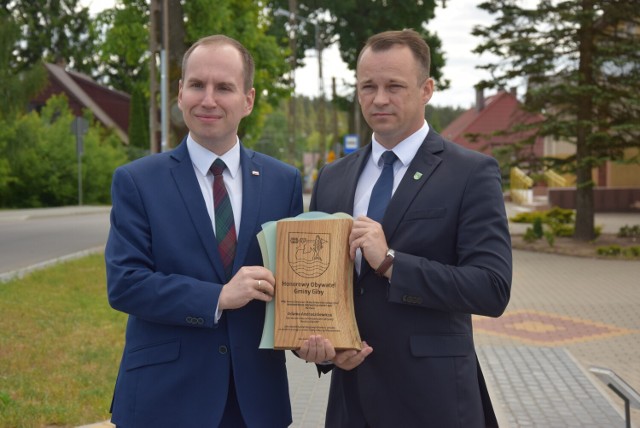Adam Andruszkiewicz na wniosek wójta gminy Giby Roberta Bagińskiego otrzymał tytuł Honorowego Obywatela Gminy Giby