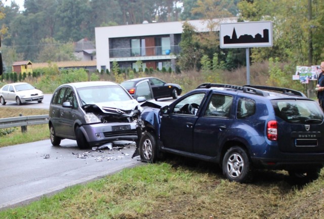 Wypadek na ulicy Porębskiej w Zaborzu (gmina Oświęcim) z udziałem dwóch samochodów osobowych