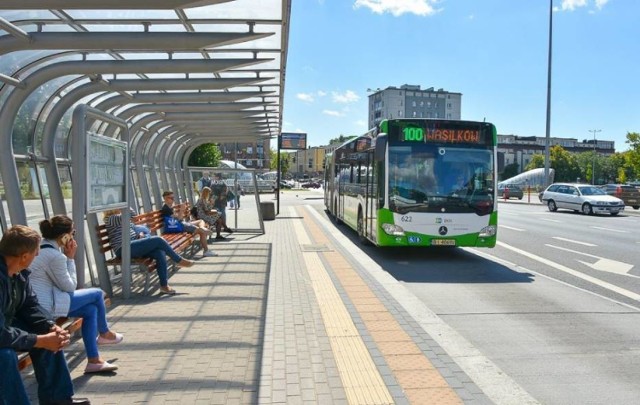 To już pewne - w białostockich autobusach komunikacji miejskiej niebawem pojawią się biletomaty. Dzięki nim zawsze będziemy mogli kupić bilet, zaraz po wejściu do autobusu. Takie rozwiązanie zdecydowanie zakończy wszelkie wymówki podczas jeżdżenia "na gapę"! Kliknij w galerię zdjęć, by zobaczyć jak wyglądają biletomaty.