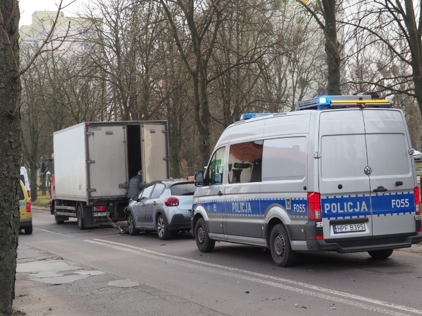 Wypadek na ulicy Wielkopolskiej. Citroen uderzył w tył ciężarówki. ZDJĘCIA