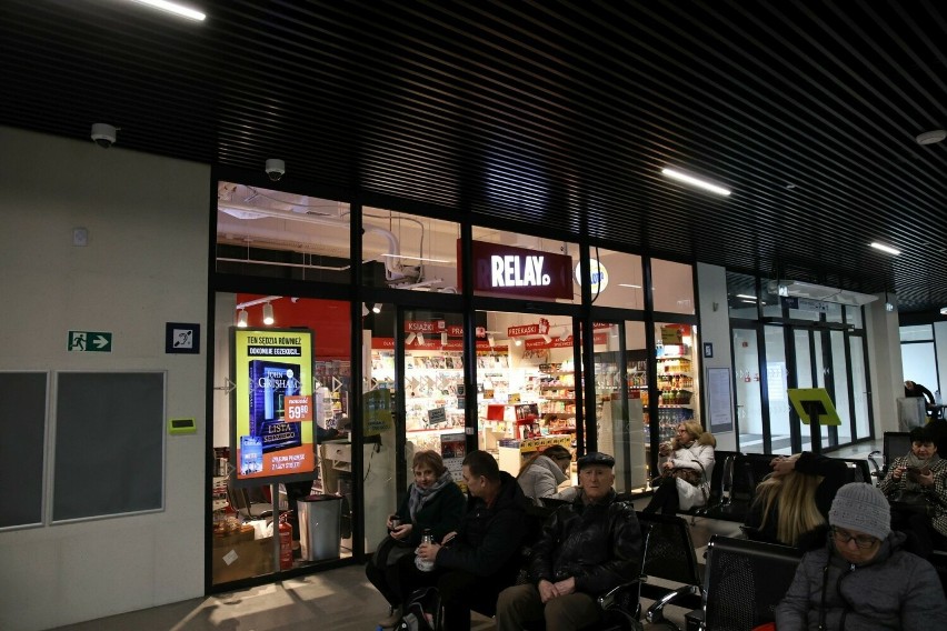 Na dworcu PKP w Kielcach jest pierwszy kiosk oraz automat z...