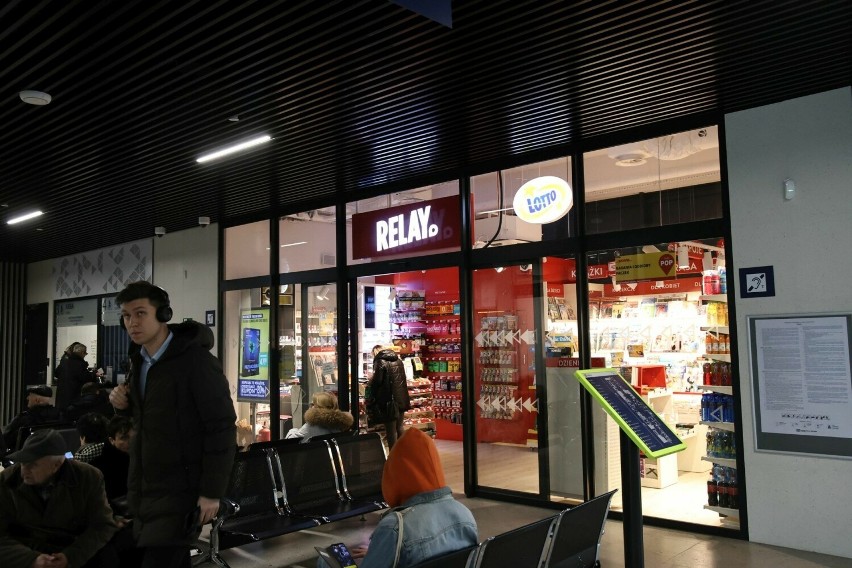 Podróżni doczekali się na wyremontowanym dworcu PKP w Kielcach pierwszego kiosku i automatu z kanapkami i napojami