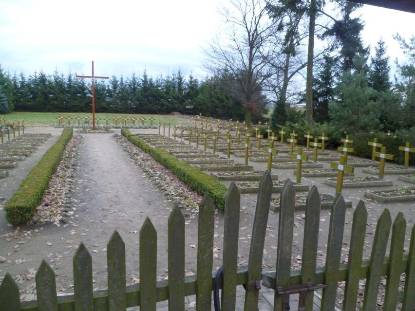 Nieznani sprawcy zniszczyli 48 grobów na cmentarzu w Pniewach