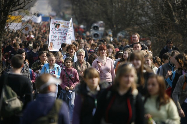 Uczestnicy pielgrzymki na szczyt Chełmca (2 kwietnia 2007 r.), w druga rocznicę śmierci papieża Jana Pawła II