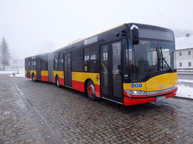 Przegubowy Solaris Urbino 18 wyposażony m.in. w klimatyzację nie trafił do Wałbrzycha na stałe. Jest tylko wypożyczony na czas naprawy uszkodzonego autobusu miejskiego przewoźnika