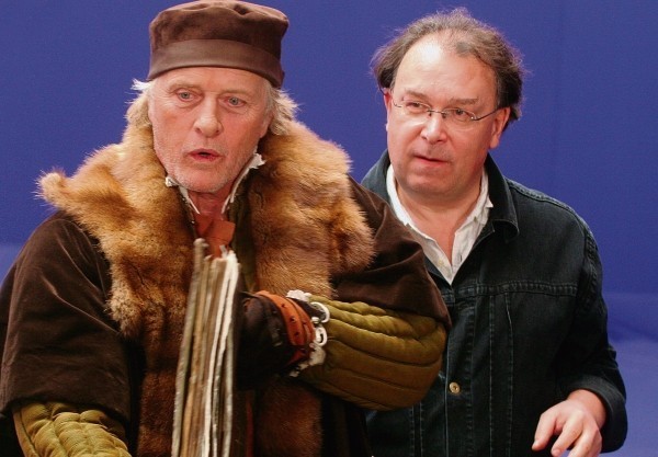 Lech Majewski z Rutgerem Hauerem na planie filmu "Młyn i krzyż".