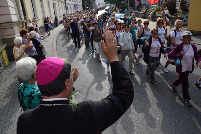 Pielgrzymi pierwsze kilometry pokonają w Tarnowie gorąco żegnani przez mieszkańców, bliskich i biskupa ordynariusza