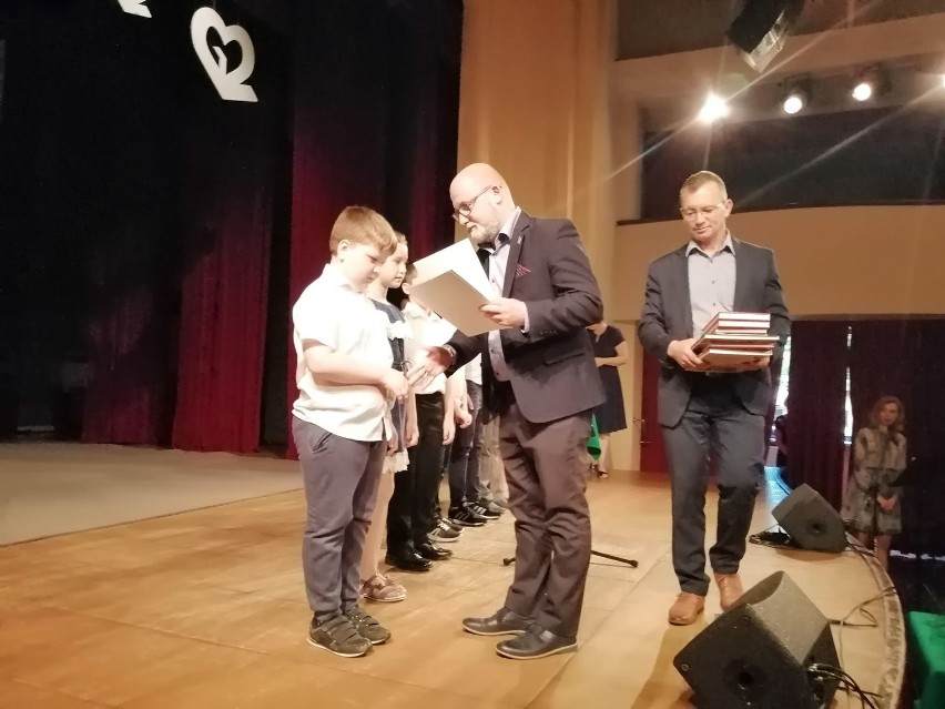 Miejskie zakończenie roku szkolnego w Ustroniu: najlepsi uczniowie odebrali nagrody i wyróżnienia (ZDJĘCIA)