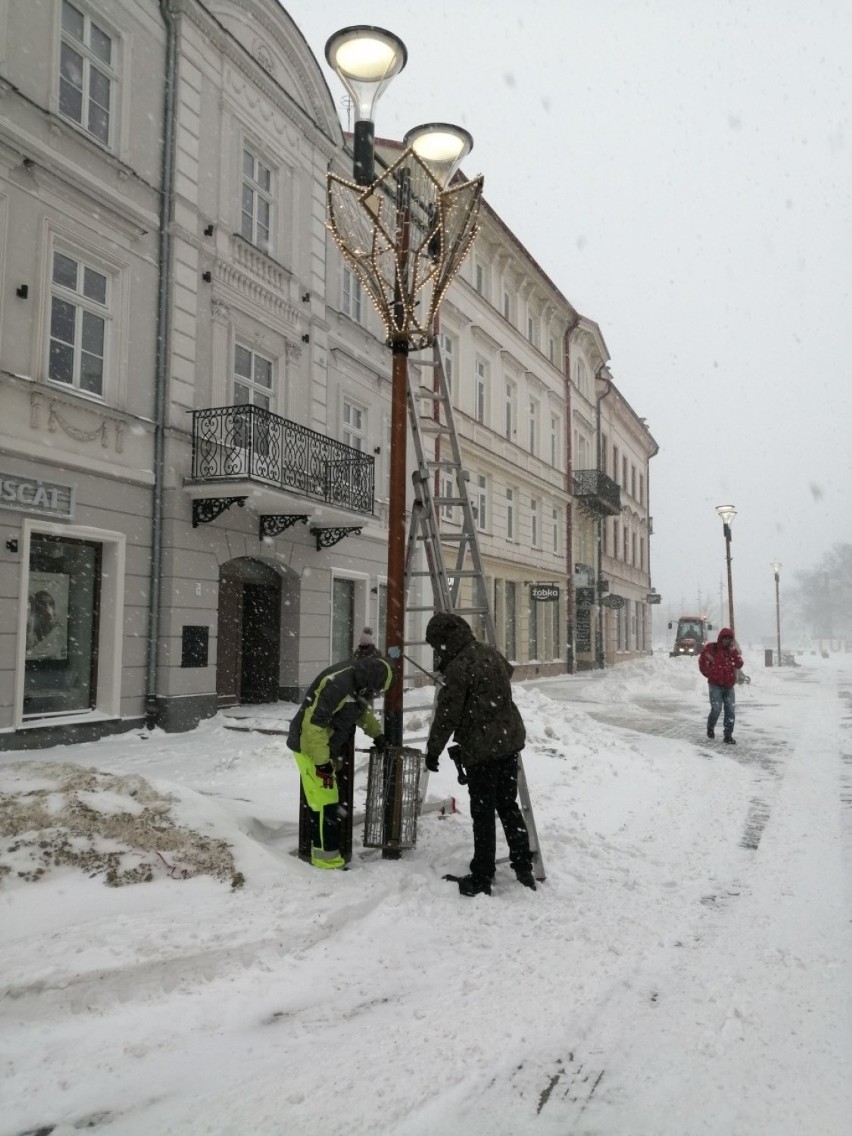 Ulice Lublina już mniej kolorowe. Znikają iluminacje bożonarodzeniowe 