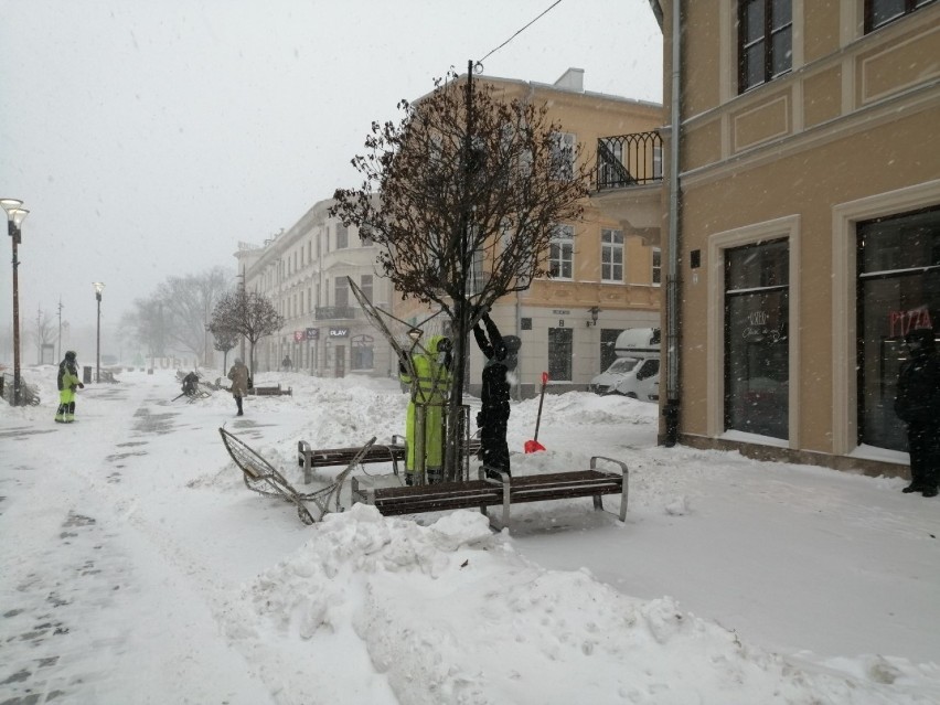 Ulice Lublina już mniej kolorowe. Znikają iluminacje bożonarodzeniowe 