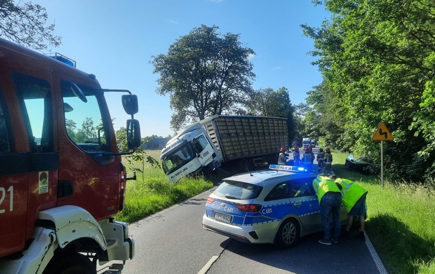 Wypadek na drodze wojewódzkiej w Urszulewie koło Rypina. Czołowe zderzenie volvo z ciężarówką [zdjęcia, 15.06.2022]