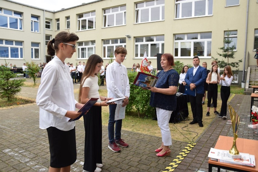 Zakończenie roku szkolnego w Szkole Podstawowej nr 3 w Pruszczu. Pożegnano ósmoklasistów |ZDJĘCIA
