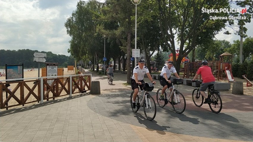 Policjanci kontrolują na rowerach i motorach okolice dąbrowskich jezior 