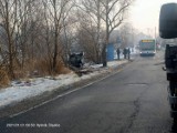 Wypadek w Rybniku. Auto dachowało na Racławickiej. Na drodze leży drewniany słup