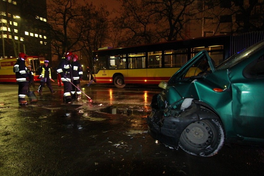 Wrocław: Wypadek autobusu 406 i fiata punto (ZDJĘCIA)