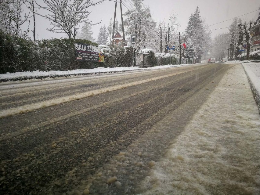 Podhale. Fatalne warunki na drogach. Sypie gęsty śnieg, jest ślisko [ZDJĘCIA]