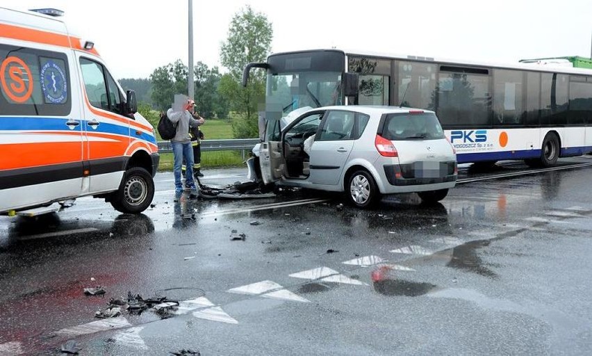 Wypadek autobusu PKS i auta osobowego na obwodnicy Szubina [zdjęcia]