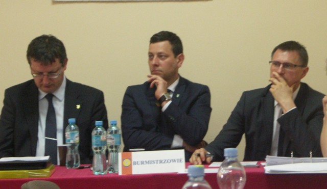 Jacek Zająkała (z prawej) był sekretarzem pół roku. Od lewej burmistrz Tomasz Chudy i wiceburmistrz Miłosz Zwierzyk.