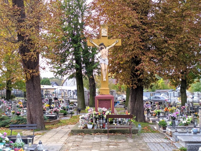 Cmentarz parafialny w Lublińcu przy Plebiscytowej. Szykujemy groby na Wszystkich Świętych