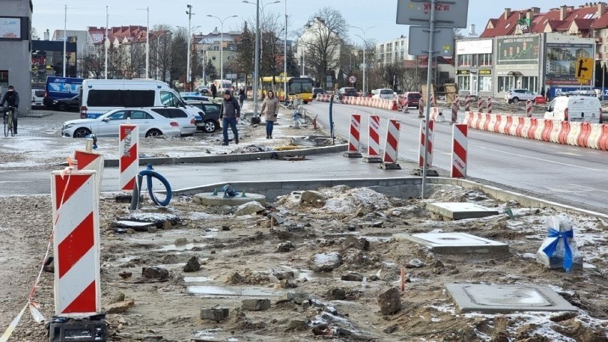 Wracają prace na skrzyżowaniu alei Solidarności i ulicy Domaszowskiej w Kielcach. Wykonawca otrzyma więcej pieniędzy i wznowi roboty 