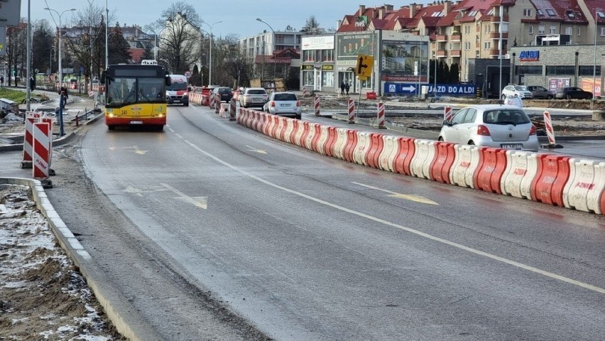 Wracają prace na skrzyżowaniu alei Solidarności i ulicy Domaszowskiej w Kielcach. Wykonawca otrzyma więcej pieniędzy i wznowi roboty 